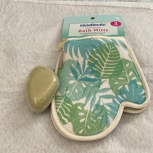 Exfoliating Bath Mitts - Green Leaf Design with soap